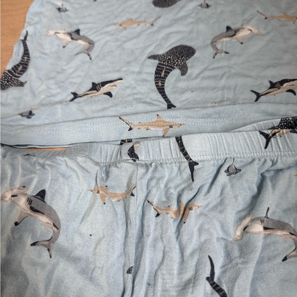 Kyte Baby Short sleeve pajamas in Stream Shark size 10 - Picture 2 of 5